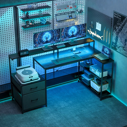 L-förmiger Gaming-Schreibtisch mit LED, Steckdosen & Monitorablage